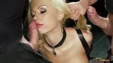 Une blonde en bas rouges se fait attacher par une corde pendant qu'elle se fait baiser snapshot 5