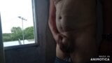 Rijpe man masturbeert voor raam met de regen. snapshot 5