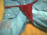 Tanga de hilo roja olvidada en jean de mi mujer snapshot 1