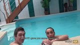 Hunt4k. Un couple veut se détendre dans le spa d'un chasseur qui adore snapshot 3