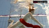 Sexy heet meisje dat in het zwembad zwemt snapshot 8