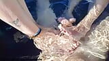 Éjaculation sur les pieds de ma demi-sœur mouillée - trio de rêve dans la baignoire extérieure, footjob 4k snapshot 1