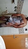 Un black baise la coloc de sa copine dans la salle de bain. snapshot 6