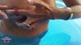 Nippleringlover 饥渴熟女在游泳池里裸体游泳，透明，乳头穿孔，穿孔阴唇中的大戒指 snapshot 13