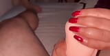 Ongles rouges profonds, branlette avec une fausse chatte snapshot 8