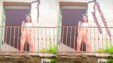 Grande spettacolo al balcone di una casa abbandonata in Italia snapshot 5