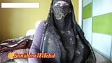 Une Arabe musulmane en hijab aime jouer à la chatte et au cul devant la caméra en direct, émission enregistrée du 20 novembre snapshot 2