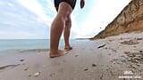 Segui i miei sandali lungo la riva del mare estivo snapshot 9