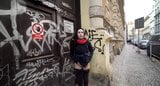 Ragazza pazza che piscia in strada snapshot 1