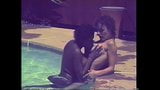 Ebony ayes e Angela Parker - ao lado da piscina snapshot 1