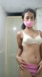 Fată indiană sexy care își arată sânii și își atinge pizda. snapshot 1