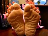 Длинные красные ногти на ногах: вид на подошву snapshot 4