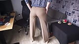 Une secrétaire sexy taquine la ligne de culotte visible dans un pantalon de travail moulant snapshot 8