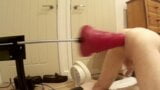 Grote rode gigantische dildo op de neukmachine snapshot 17