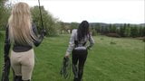 Berijdende meesteres traint ponyjongens paardenzweep snapshot 5