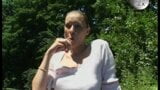 Une MILF exhibe sa chatte dans le parc snapshot 2