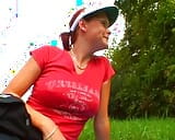 피어싱된 젖탱이를 가진 독일의 창녀가 야외에서 보지를 딜도로 따먹어 snapshot 4