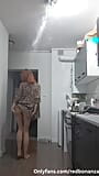 Minúscula quente sexy ruiva adolescente stripteasing na cozinha - veja mais sobre snapshot 2
