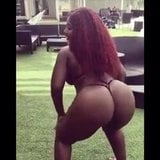 Całkowicie seksowna czarna kobieta twerking w stringach snapshot 4
