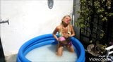 Lisa monti gioca con il toys nella piscinetta snapshot 1