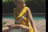 Blonde Teen Cheerleaderin lutscht Schwanz und wird hart geknallt snapshot 3