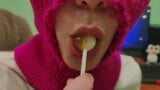 CUTE GIRL SUCANT UNE SUCETTE DOUCE! (CHUPA CHUPS)! snapshot 5