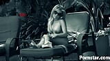 Rubia Aubrey Addams chupa una gran polla al aire libre snapshot 4