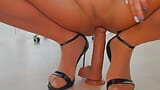 Chevauchage déjanté rapide en collants sur un gode mouillé snapshot 2