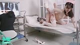 Y tá nóng bỏng vú to cưỡi con cu của bệnh nhân! snapshot 12