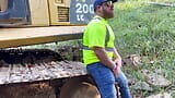 Trucker-papa spielt mit seinem schwanz, während er auf seine nächste ladung wartet snapshot 1