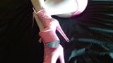 Laura XXX modelo sexy video con tacones de plataforma rosa de 8 pulgadas y pantimedias blancas snapshot 15