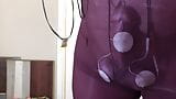 Handsfree orgasme in zwarte panty. controle top beveiligt pik en ballen voor slaan en schattingen. snapshot 5