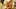 Molliger schwuler Junge mit Suspensorium und aufblasbarem Buttplug drückt Sahnetorte aus (simuliert)
