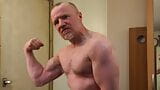 Muskulös pappa kroppsbyggare flexar muskler i gym väst sedan remsor naken och runkar av sin stora kuk! snapshot 8