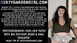 Dirtygardengirl neukt haar poesje met een grote dildo en anale verzakking snapshot 1