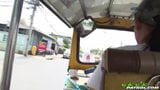Tuktukpatrol adorável asiática deixa pau grande foder sua barba apertada snapshot 2