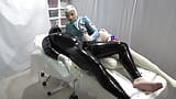 Latex Danielle - le médecin joue avec le pénis du patient. Vidéo complète snapshot 16