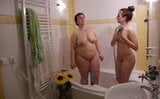 Donne ceche nudiste che fanno il bagno snapshot 7