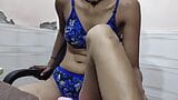 油按摩和按压胸部还与他们甜美的阴户特写由饥渴的性感印度女友 snapshot 3