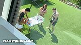 Hermosas chicas alice marie y alexia anders comparten la polla de dwayne foxxx mientras los demás juegan - reality kings snapshot 6