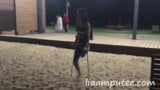 Amputierte Frau mit Krücken am Strand snapshot 12