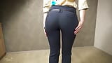 穿着紧身工作裤的完美屁股亚洲女郎挑逗可见的内裤线条 snapshot 2