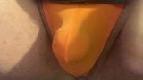 Ich spiele mit meiner Beule in einem orangefarbenen Spandex-Männer-Tanga snapshot 3