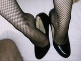 Footjob, bas résille et sperme dans les talons snapshot 9