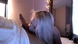 Sexy magere blondine zuigt en slikt snapshot 14