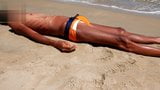 Speedo naranja meando en la playa snapshot 3