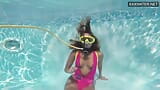 Irina Poplavok - estrela pornô loira na piscina snapshot 9