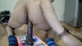 Lubang sempit menunggangi dildo hitam besar snapshot 10