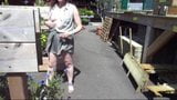 Frau zeigt sich in einem Gartencenter snapshot 5