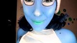 Грудастая Smurfette сосет и лижет ее синие соски snapshot 13